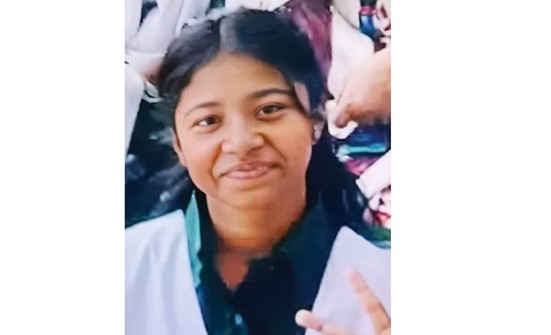 বাসার সামনে স্কুলছাত্রীকে কুপিয়ে হত্যা